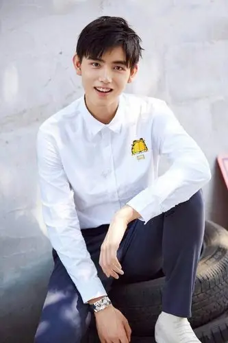 陈凯歌陈红的儿子陈飞宇,穿着条纹衬衫好帅气,阳光男孩气质尽显|白衬