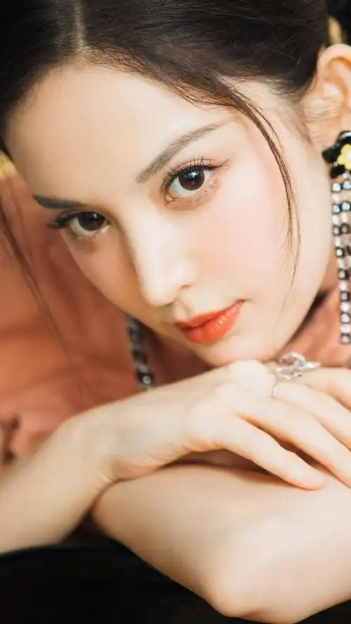 古力娜扎双丸子头粉嫩脸蛋可爱写真照8唯一图库