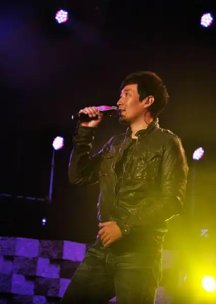 满江演唱年度金曲《最美的时光》