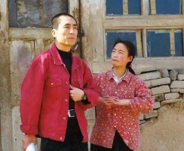 回顾13岁喂猪少女却被张艺谋无情劝退今39岁活成这副模样