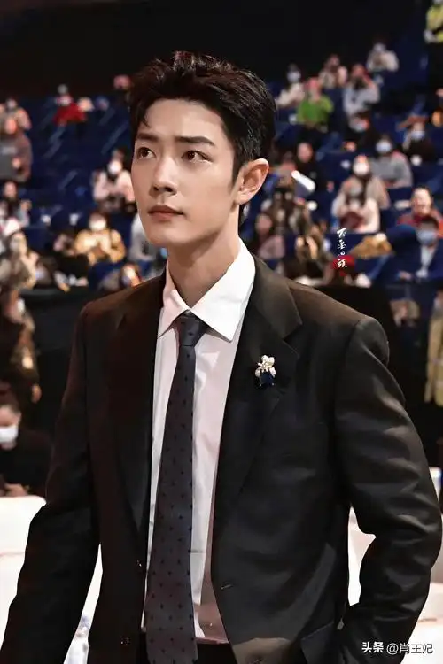 高个长腿宽肩细腰穿西装就是好看 不知道今年肖战是什么造型啊