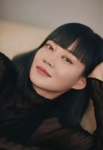 谭卓优雅性感写真图片