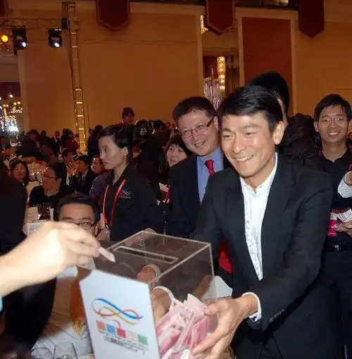 当年表演胸口碎大石的刘德华做公益一直在路上