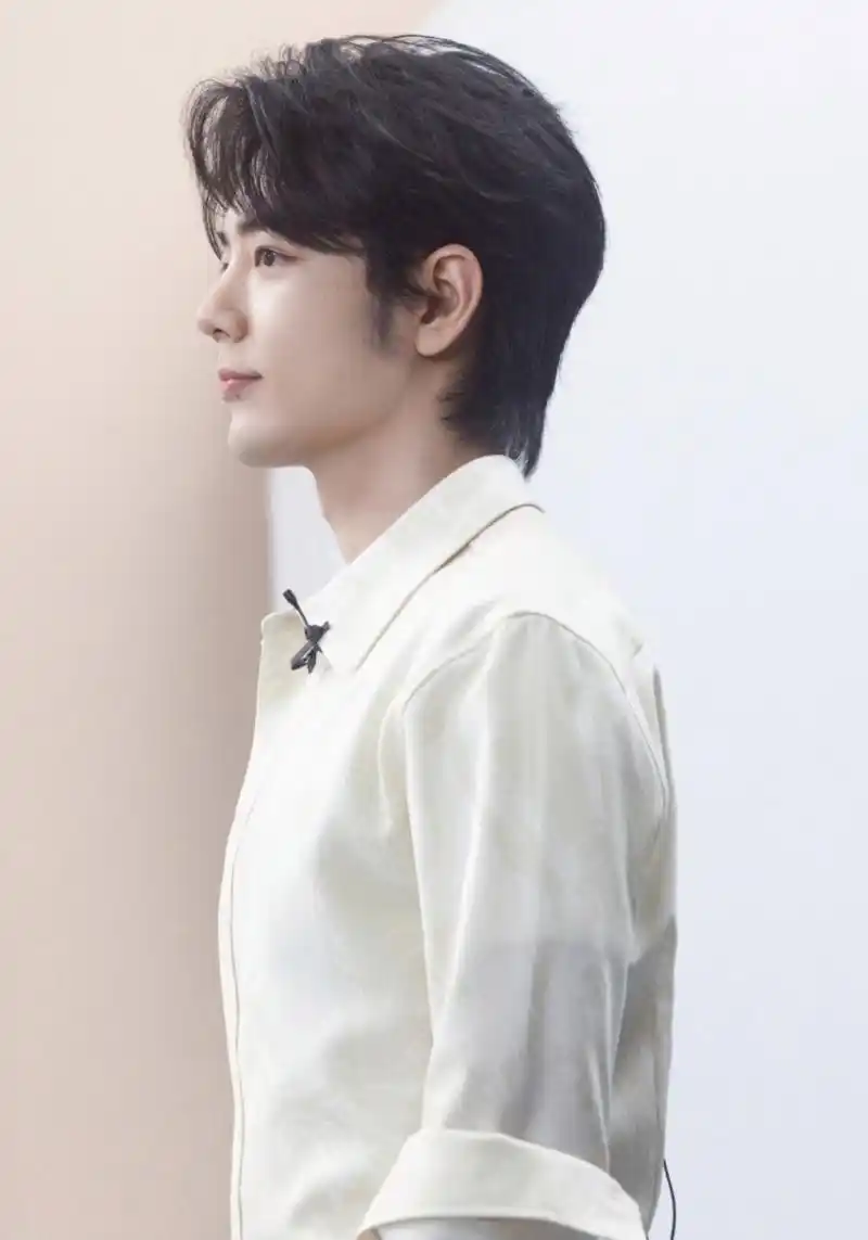 肖战现身品牌活动,一身白衣好似现实版王子,现在的头发长度做造型显得