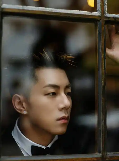 男歌手 casper 卡斯柏穿红内裤拍广告…_阳光_中国_上海市