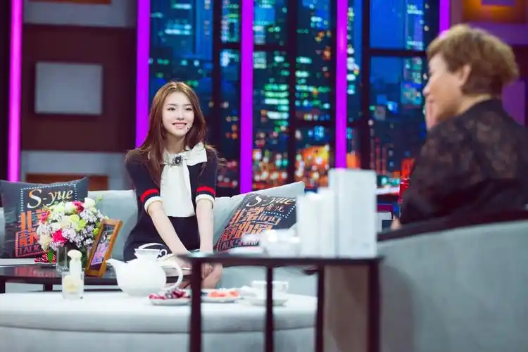 林允首度录制访谈节目 坦然真诚回应争议