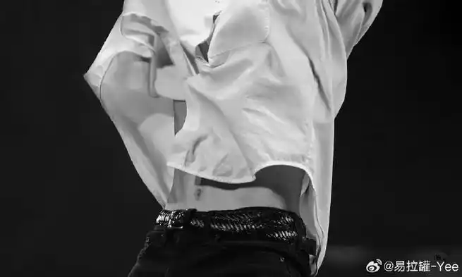 来看腹肌洗眼980101    #四字 易烊千玺 yyqx 四字弟弟