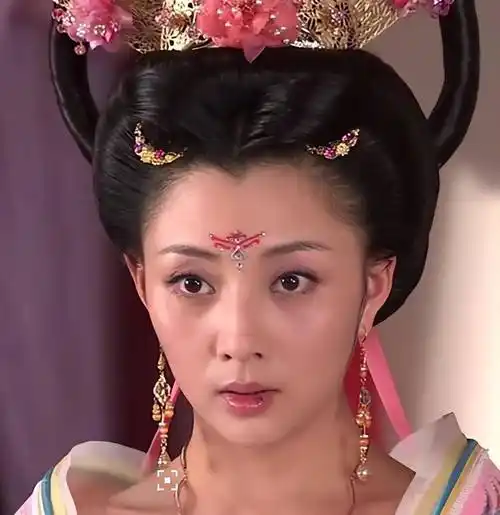 42岁殷桃拍时尚大片,深v开叉裙大秀长腿,集性感与妩媚于一身_网友_杨