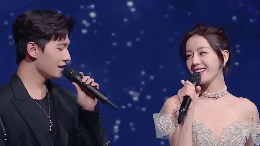 迪丽热巴美翻了与杨洋甜蜜合唱烟火星辰带你梦回小荣耀