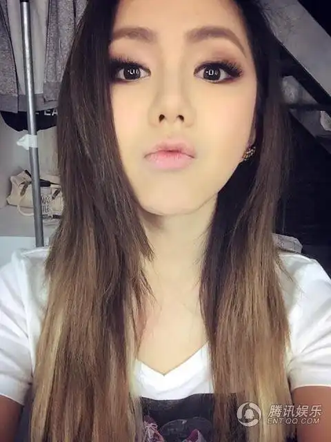 邓紫棋涂唇膏嘟嘴拍照 网友:可爱出了新高度