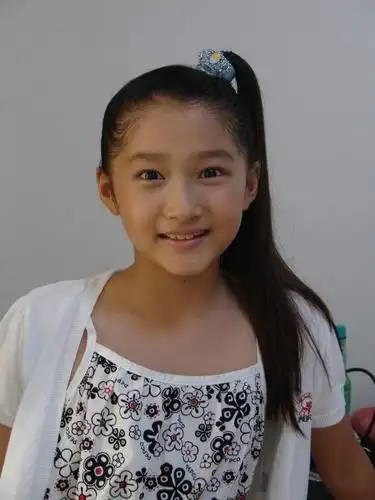 关晓彤刚二十岁?幼儿相片被称赞,清纯俏丽气质