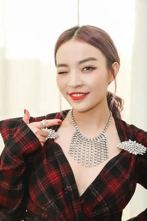 vava风尚盛典再摘奖项 女王范look舞台气场超炸