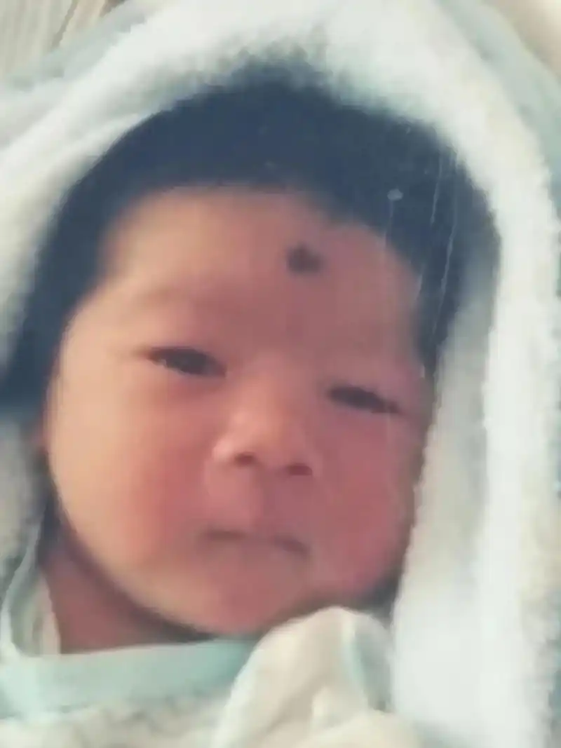 小孙子刘芷伯小时候的照片,可爱的小二子! - 抖音