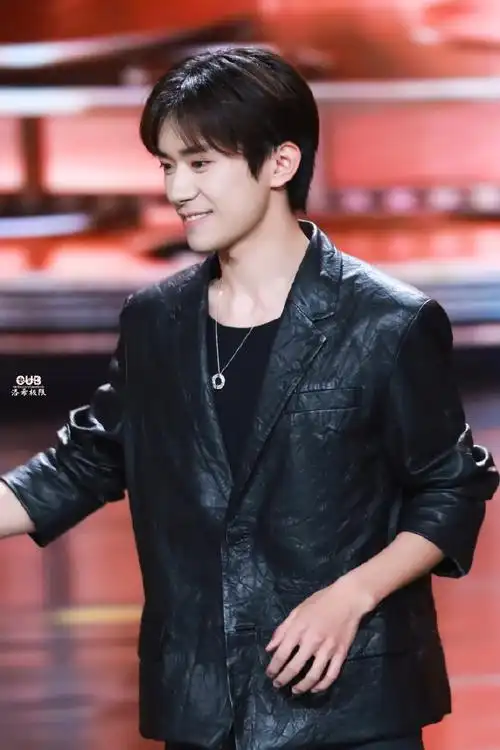 易烊千玺 米兰时装周