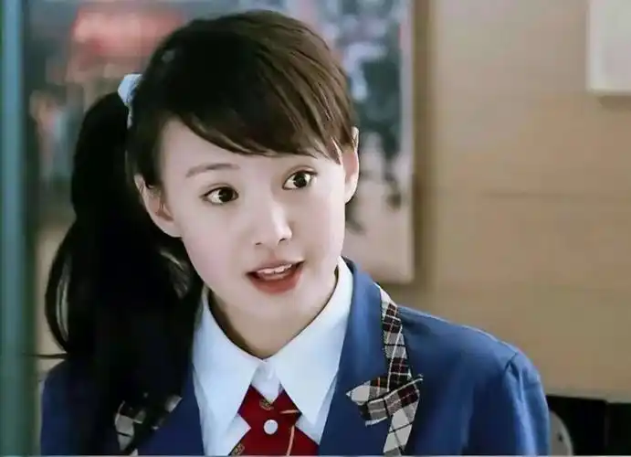 郑爽《一起来看流星雨》剧照后来郑爽出了名,还和"慕容云海"张翰假戏