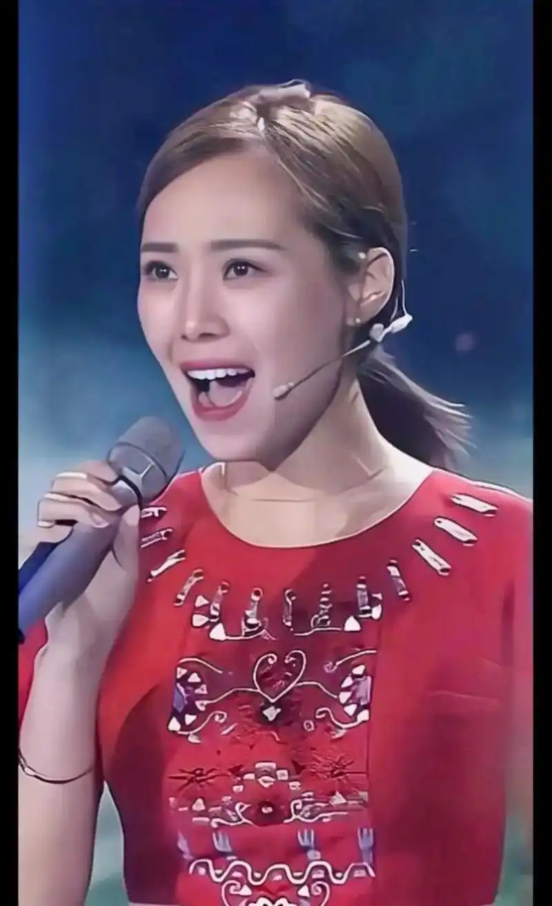 云朵.中国川籍女歌手,师从刀郎 - 抖音