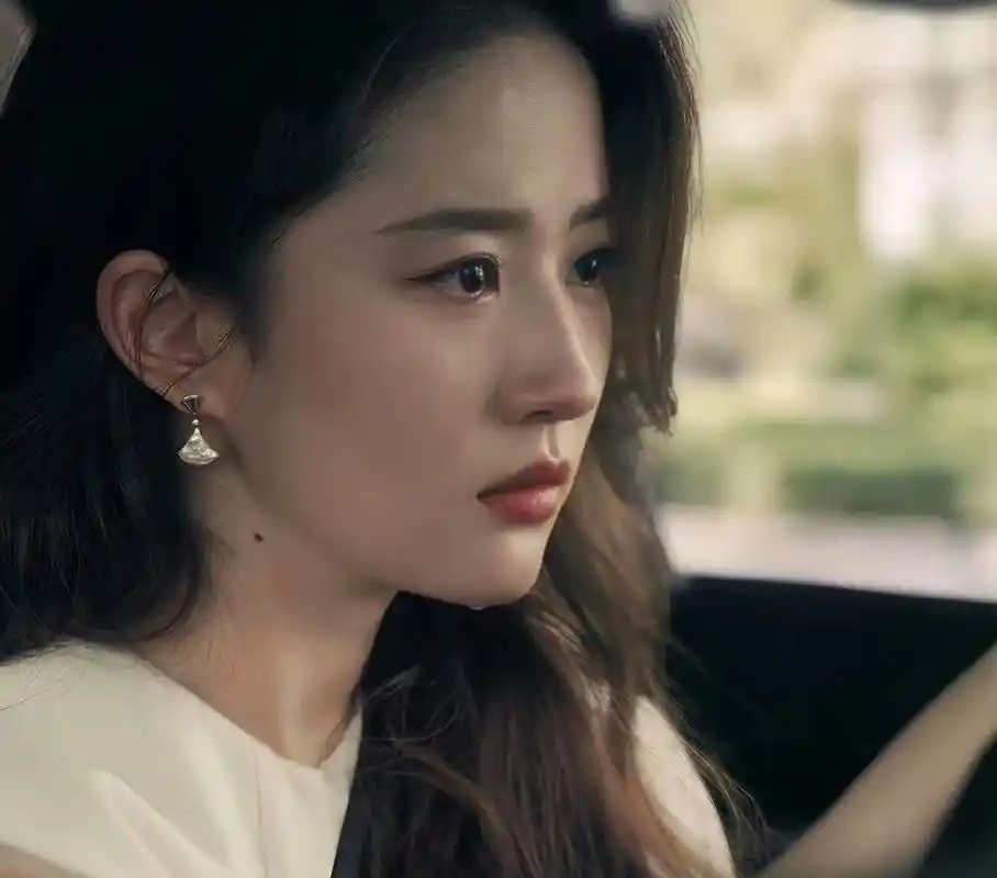 瘦了!六公主镜头下的刘亦菲白到发光