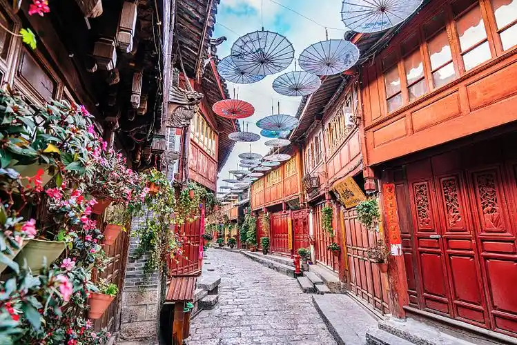 四方街是古城内的小吃一条街,可以在这里品尝到地道的纳西特色美食.