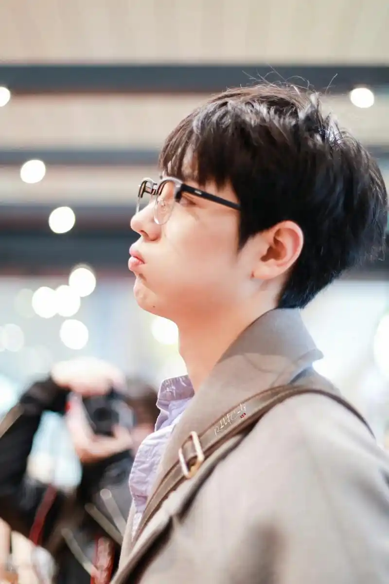 肖战嘟嘟嘴#  今天是523爱赞日,祝大家爱赞日快乐并转发到5个群,肖战