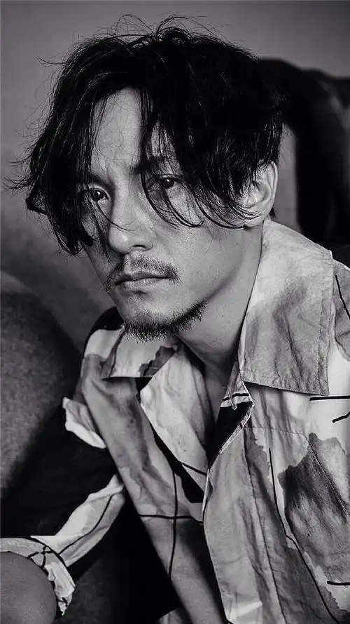 张震的胡子好欲啊