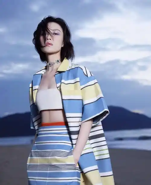 倪妮短发海边大片曝光大秀马甲线