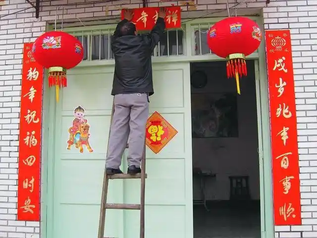 贴春联让过年更加充满仪式感,你理解中的春联是这样的吗