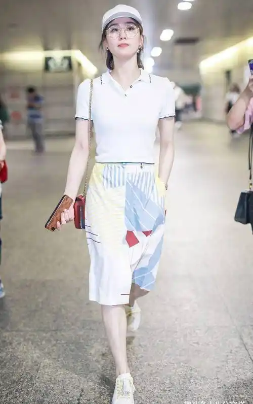 刘诗诗气质拿捏得太稳,黑色t恤配半身裙简约知性,高级洋气_t恤_造型