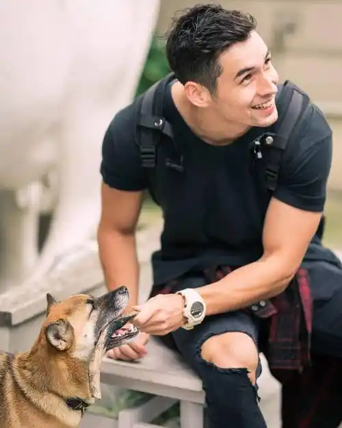 久违萧亚轩现身开炮网友谁敢动我们的青春