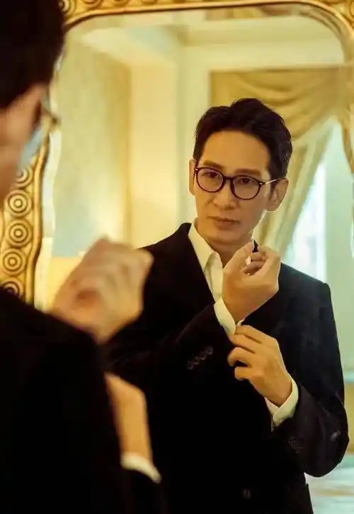 "仙风道骨"王劲松,一句话得罪半个娱乐圈,他为何戏比人红?