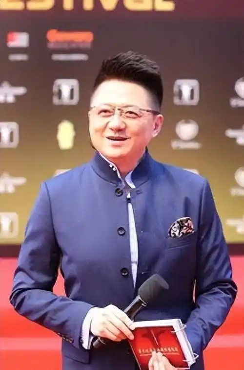 主持人金炜被叫了23年"眼镜哥哥",当年曾和王志文是好兄弟