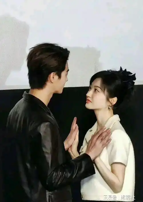 景甜许凯牵手了!两人在现场举止亲昵,宛若一对热恋中的情侣!