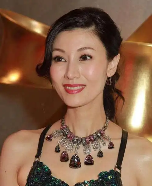 50岁李嘉欣首晒空气刘海素颜照,输给吴佩慈,粉丝大呼认不出