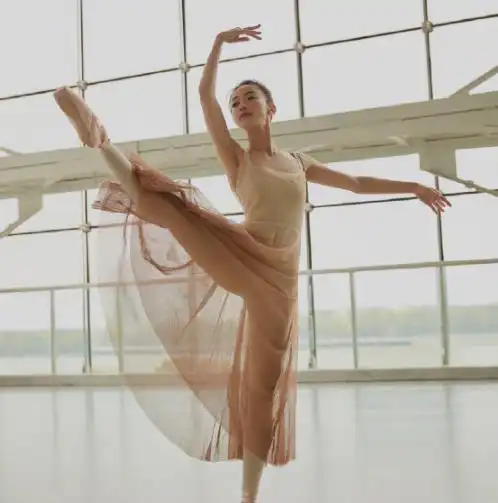 吴谨言穿"无痕裤"a爆全场,镜头直接怼到双腿,p都不敢这么p|芭蕾舞