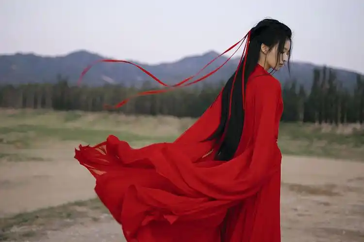 王楚然大漠红衣造型超吸睛.王楚然美人提灯.王楚然古风写真绝美.