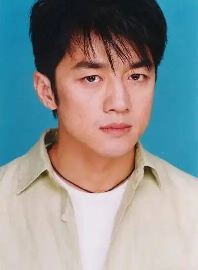 都说李亚鹏年轻时比谢霆锋帅开始不信照片一出打脸