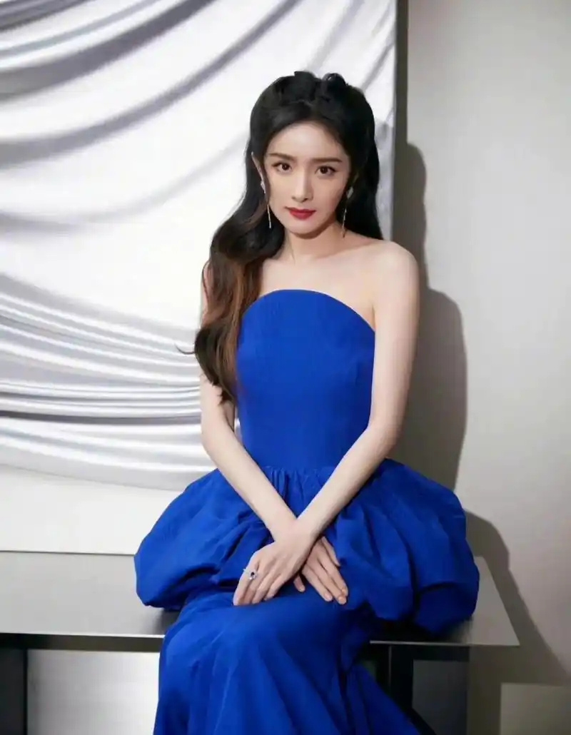 杨幂一袭蓝色抹胸长裙,搭配大波浪长发,优雅高贵,妩媚动人,举手投足间