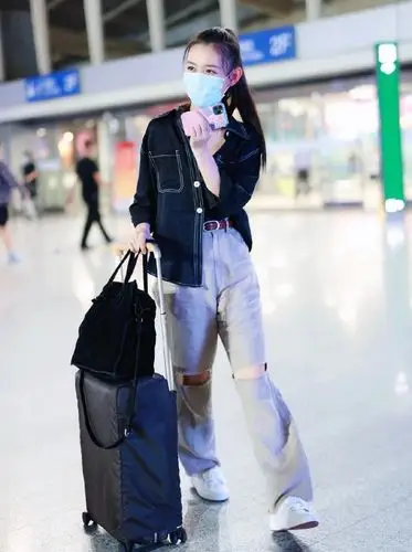 蒋依依真是水灵得696969不行高马尾休闲装走机场清新感溢出屏幕