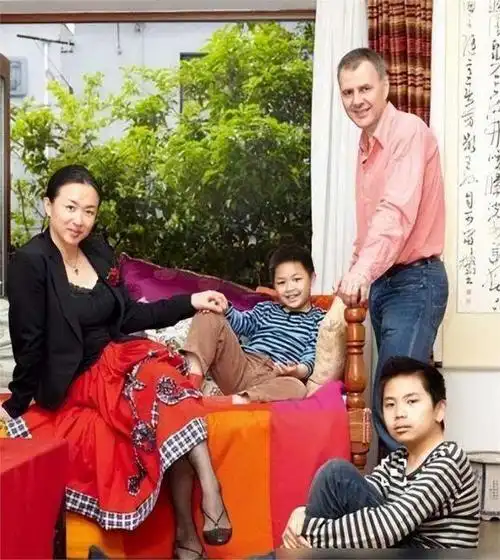 金星充满自豪地对待他的大儿子嘟嘟,他对他的赞赏之情溢于言表.