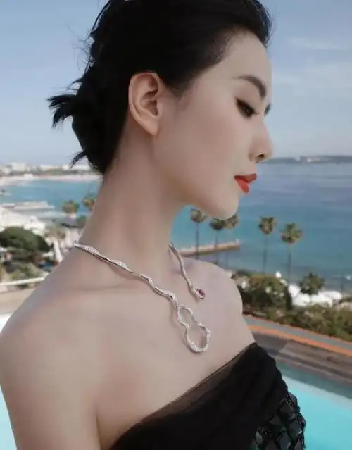 在戛纳电影节的红地毯上,刘诗诗穿着一袭黑色抹胸裙亮相.