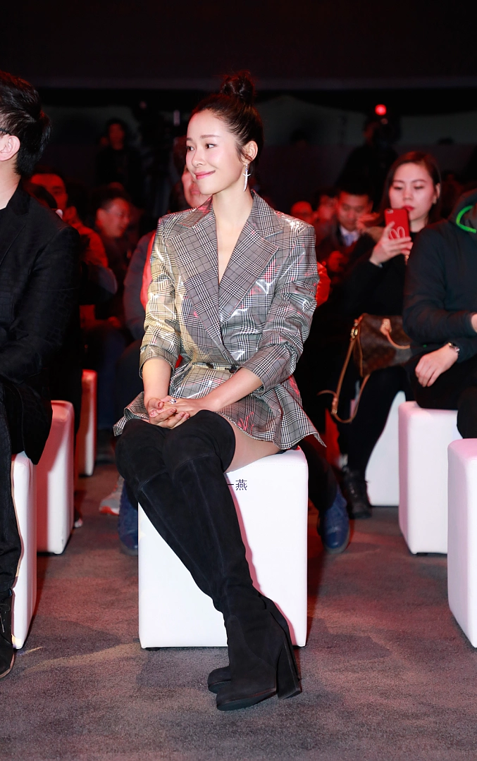 江一燕身穿白色圆领打底衣,外搭粉蓝撞色外套,下身穿浅蓝色的牛仔裙