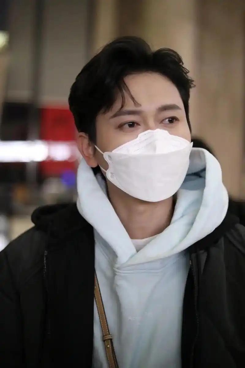 孟鹤堂 #去年冬天 那时候喜欢你半年了,#去年冬天的照片  - 抖音