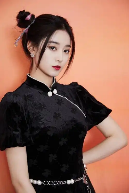 组图:徐艺洋身穿黑色旗袍知性大方 双丸子头俏皮可爱