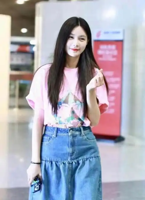 沈梦辰现身机场t恤配半裙显瘦又洋气比18岁还像18岁