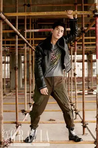 李现街拍演绎叛逆型男 高衣品化身"行走的衣架"