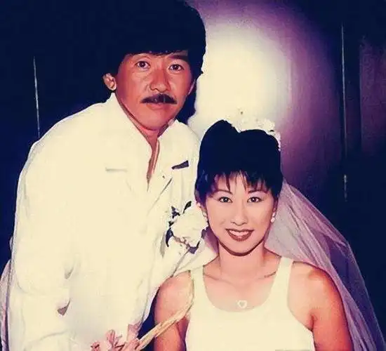 乐坛大姐大叶蒨文获亲友庆生60岁满头白发五官依旧立体