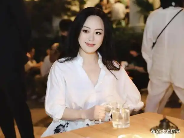 和多位女星有染,狱中躺赚30亿,曾经的上海首富现在如何了