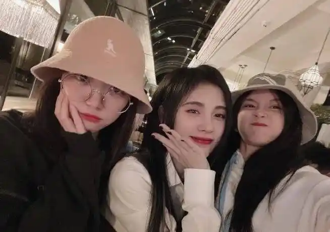 前队友晒与鞠婧祎合影,谁注意鞠婧祎手的位置,关系好坏一目了然