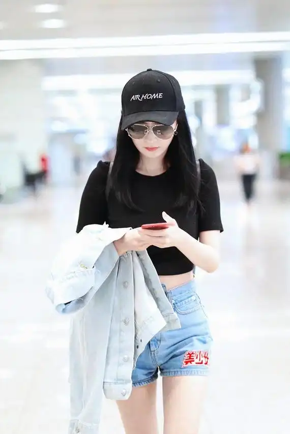 机场穿露腰装,网友:看腰和腿就知道是她|杨幂|牛仔短裤|美腿_新浪新闻