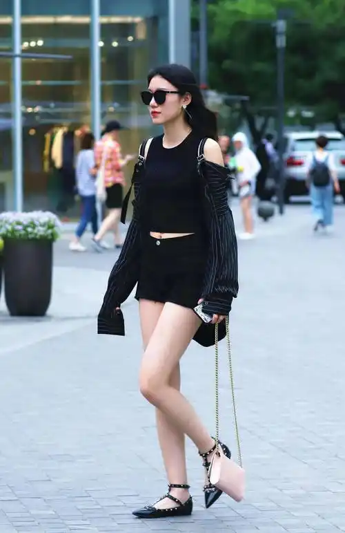 街拍- 优雅又随性的长腿美女,城市行走的时尚风向标_黑色_身材_风格