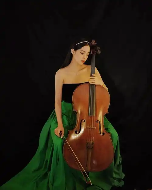 抹胸礼服扮相拉大提琴,简直美呆了